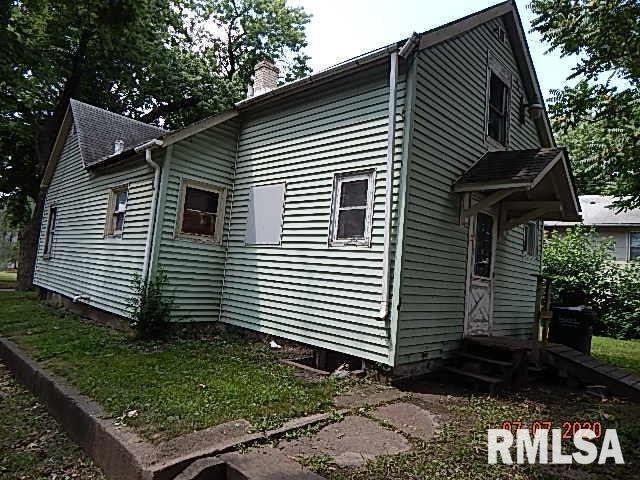 1302 W 6th St, Davenport, IA 52802 - photo 1