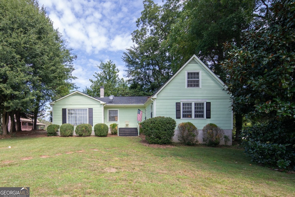 DOWNTOWN DAHLONEGA. Walk to shops, restaurants, Un