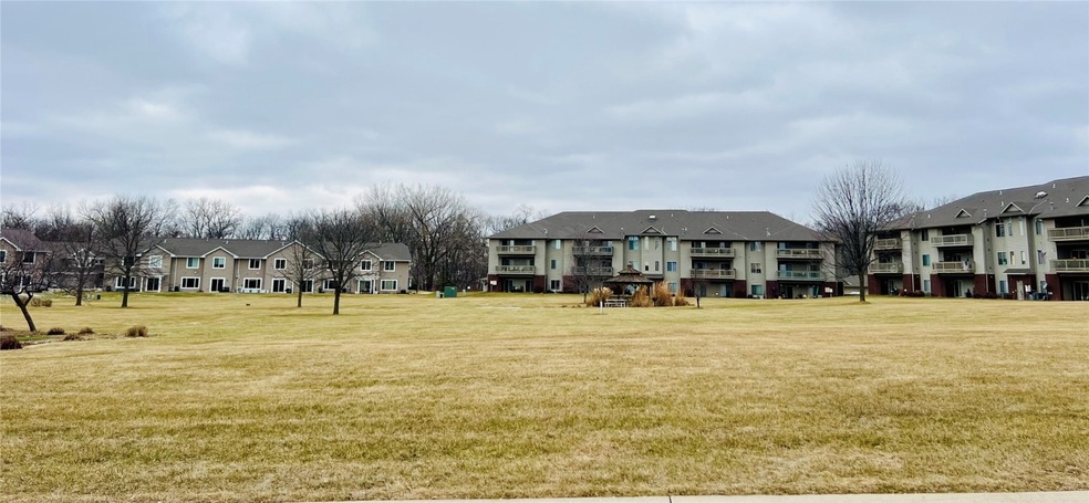 250 Cimarron Dr unit 116, Hiawatha, IA 52233 - photo 1