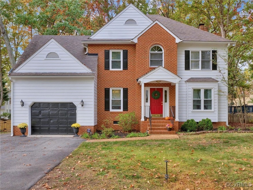 View of front facade featuring a front yard and a