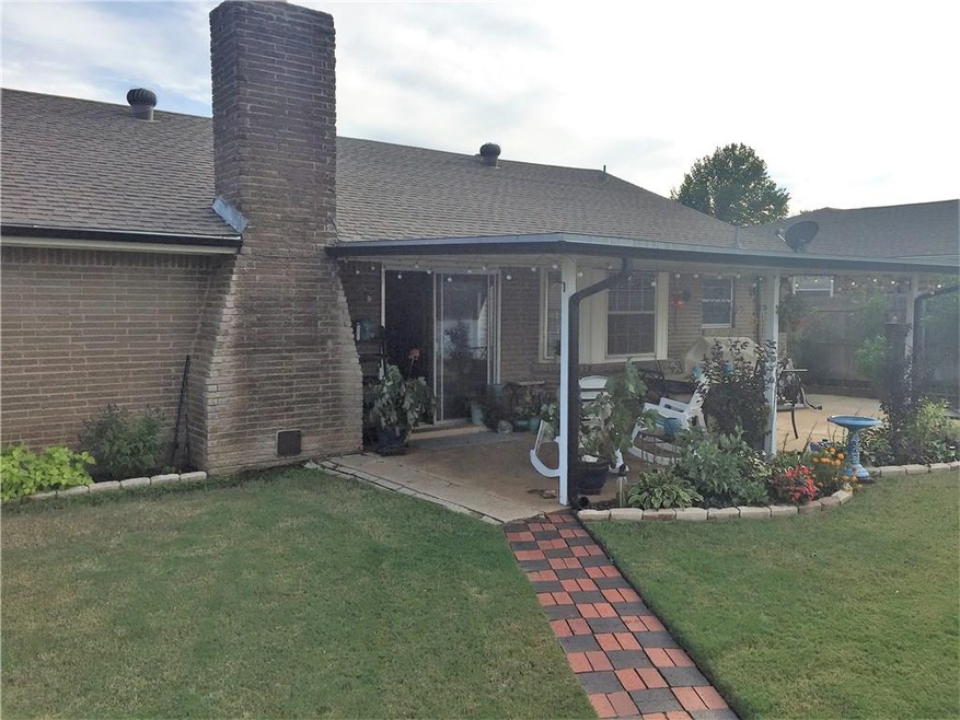 1013 NE 4th St, Moore, OK 73160 - photo 1