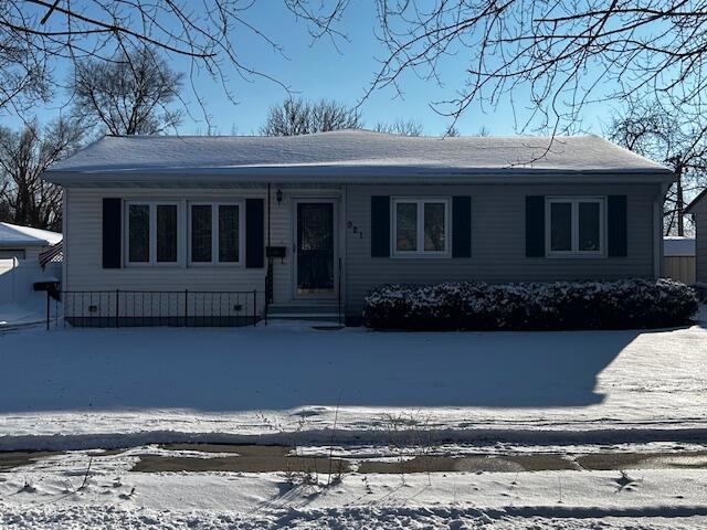921 W Elm Ave, Mitchell, SD 57301 - photo 1