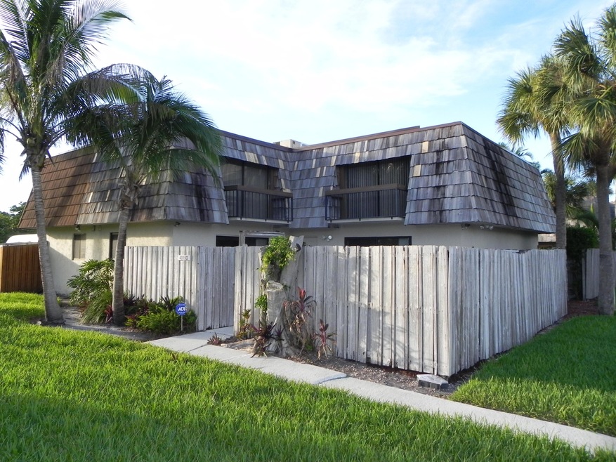 Lovely Remodeled Lake Colony Townhome