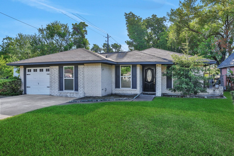 8638 Cottage Gate Ln, Houston, TX 77088 - photo 1