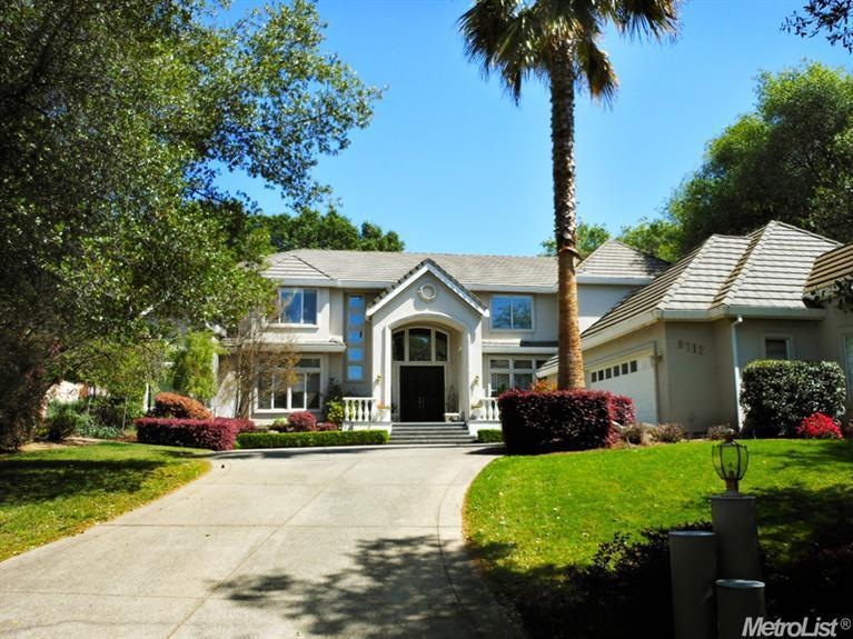 Great curb appeal and located at the end of a  gat