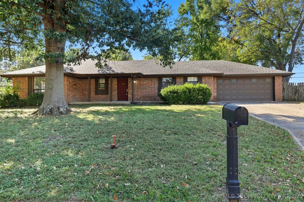 3011 W Berwick St, Claremore, OK 74017 - photo 1