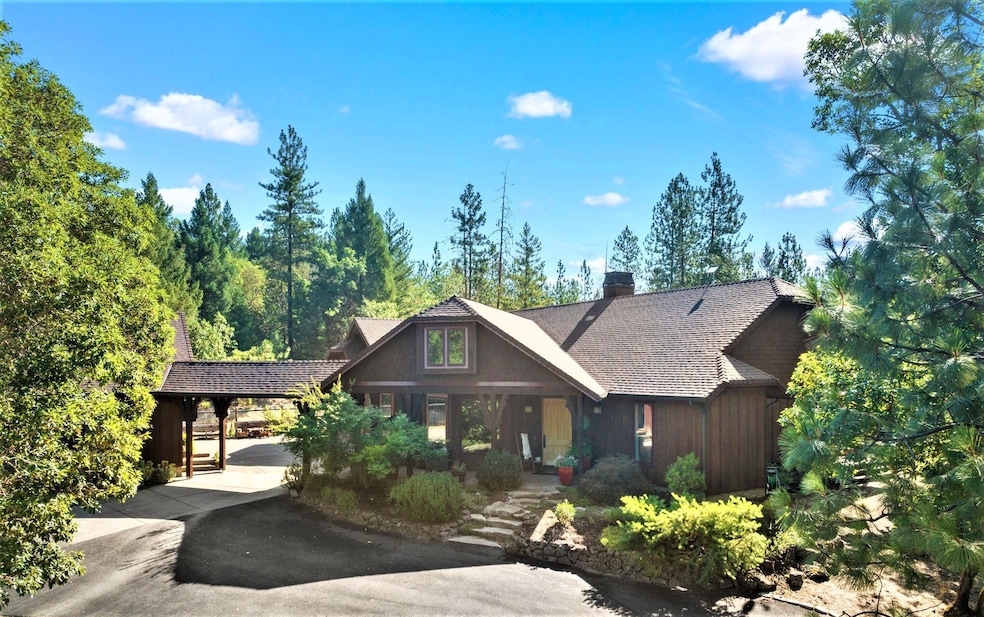 377 Wolf Song Dr, Grants Pass, OR 97526 - photo 1