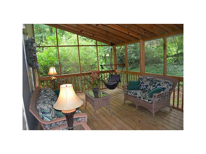 Screened Porch. Lovely front lawn.