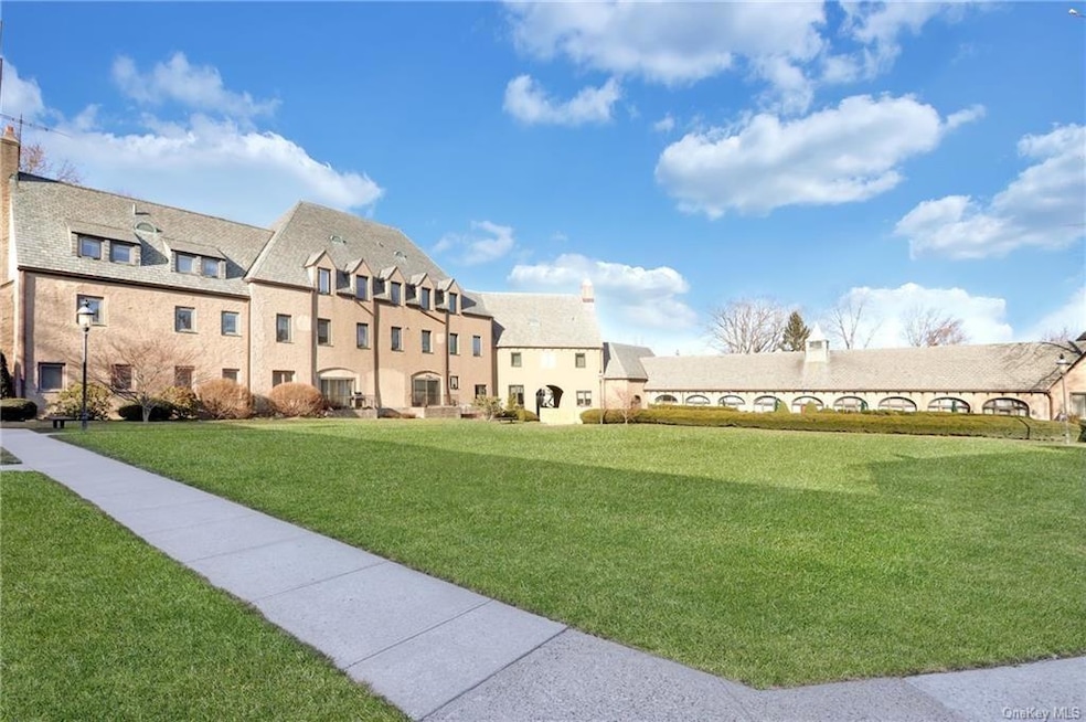 100 Chateau Ln unit 17, Hawthorne, NY 10532 - photo 1