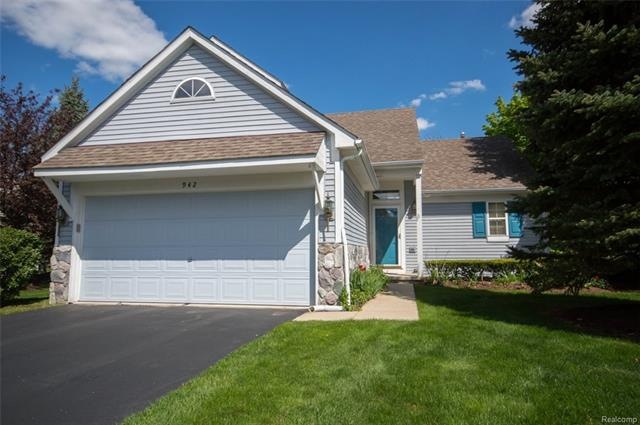 Detached condo with 1st Floor master bedroom
