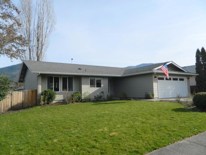 1909 Gaffney Way, Grants Pass, OR 97527 - photo 1