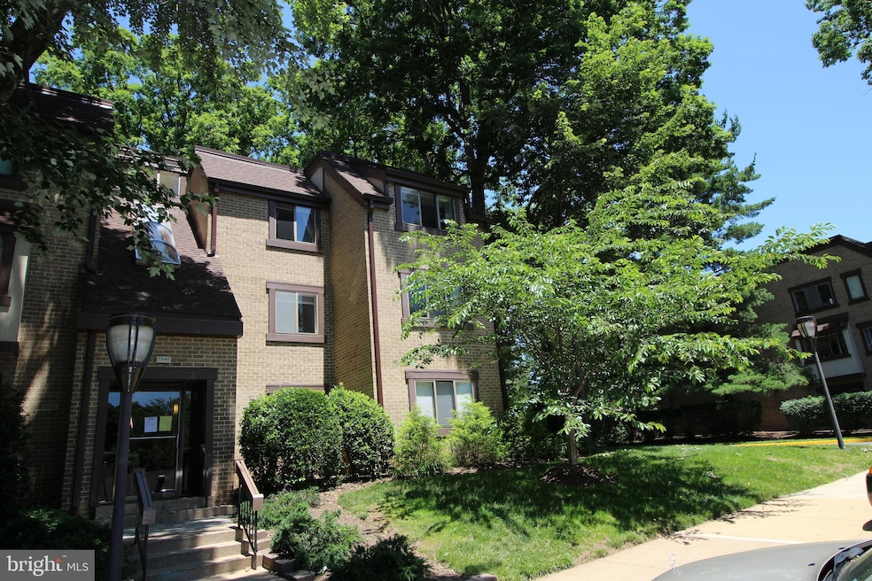 1646 Parkcrest Cir unit 201, Reston, VA 20190 - photo 1