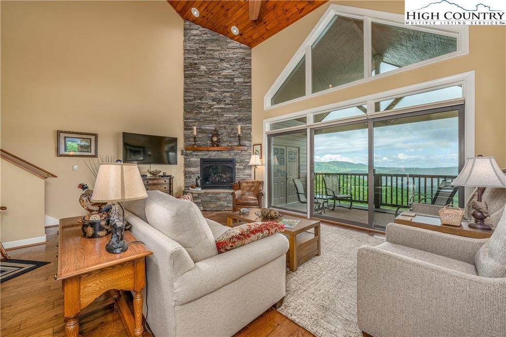 Stunning Reserve II 3BR loft condo with long range