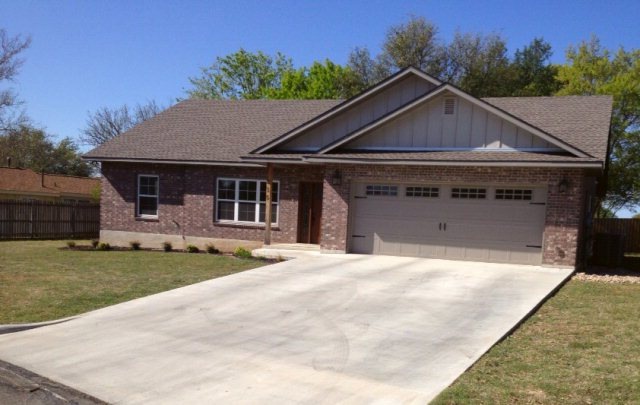 215 W Trailmoor Dr, Fredericksburg, TX 78624 - photo 1