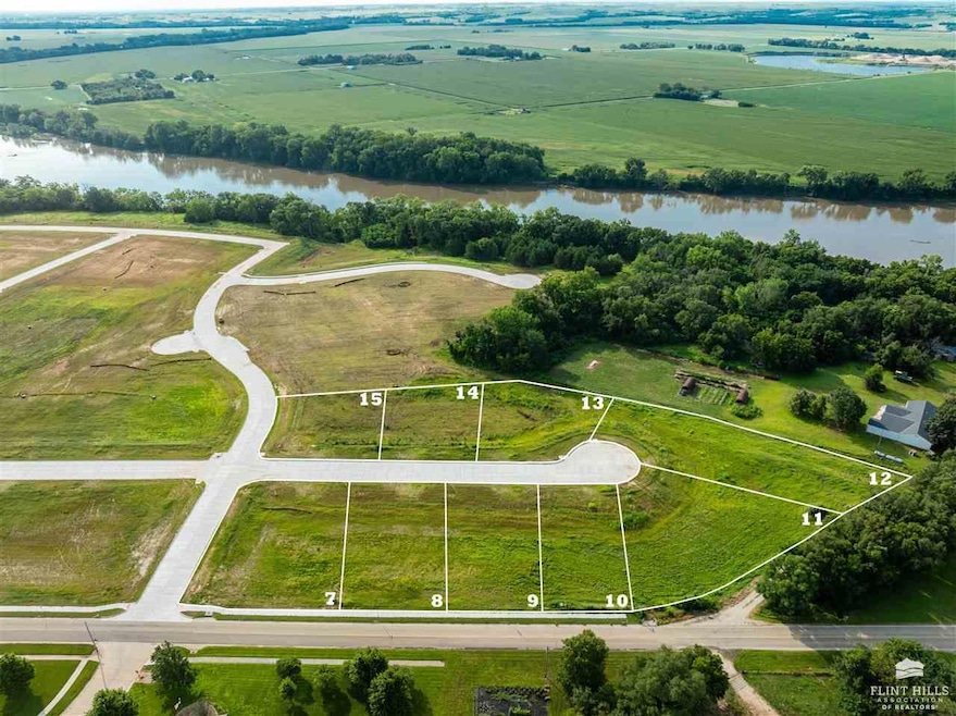 401 Overbrook Dr, Wamego, KS 66547 - photo 1