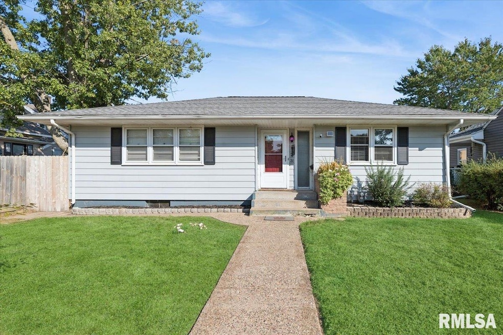 923 Pershing Blvd, Clinton, IA 52732 - photo 1