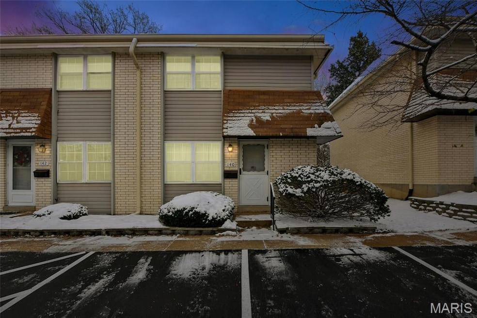 140 Burtonwood Dr, Ballwin, MO 63011 - photo 1