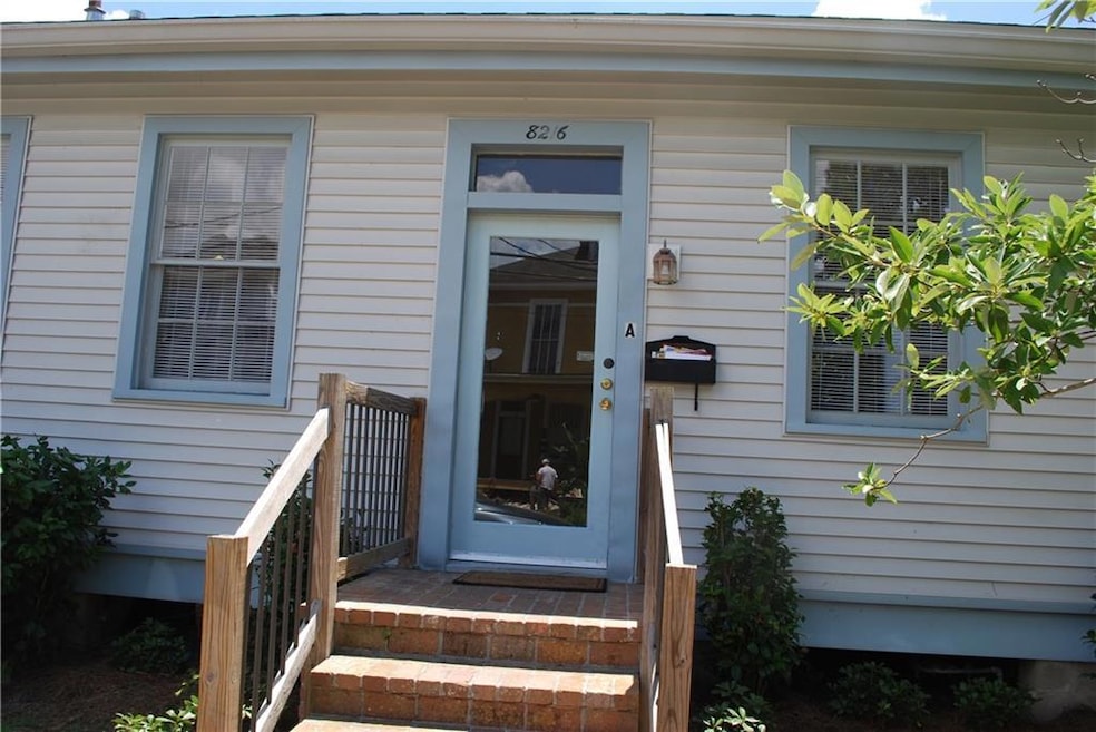 Charming Riverbend apartment: Convenient to street