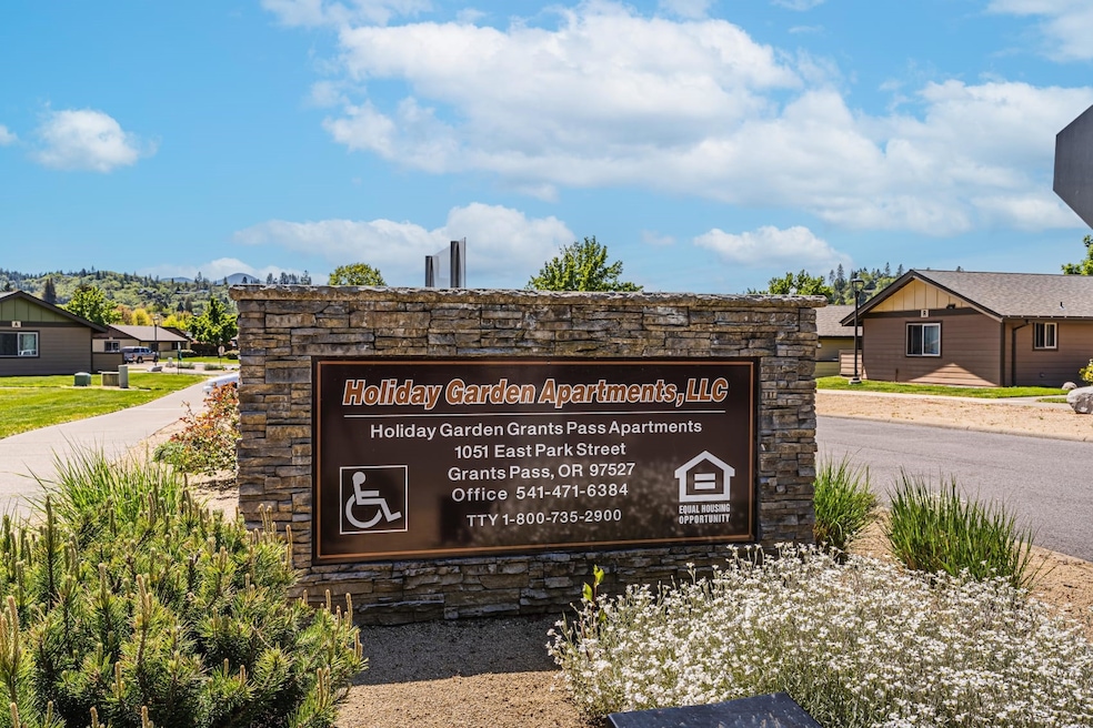 1051 E Park St, Grants Pass, OR 97527 - photo 1