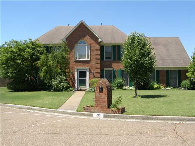 Great brick traditional on corner lot. This small 