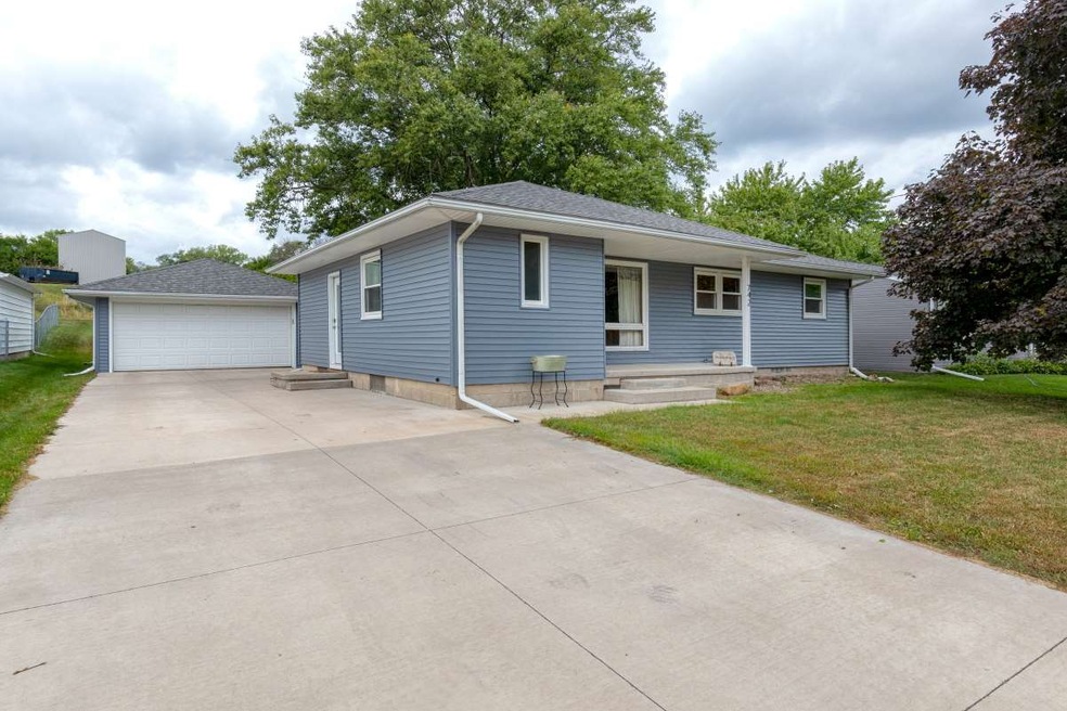 742 Stephan Ave, Waterloo, IA 50701 - photo 1