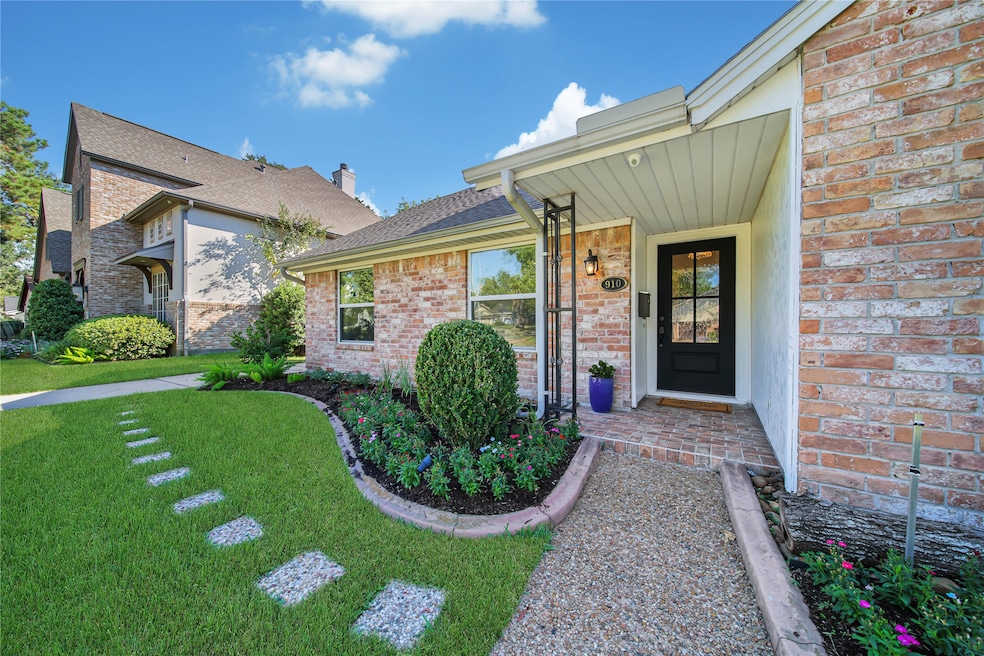910 W Forest Dr, Houston, TX 77079 - photo 1
