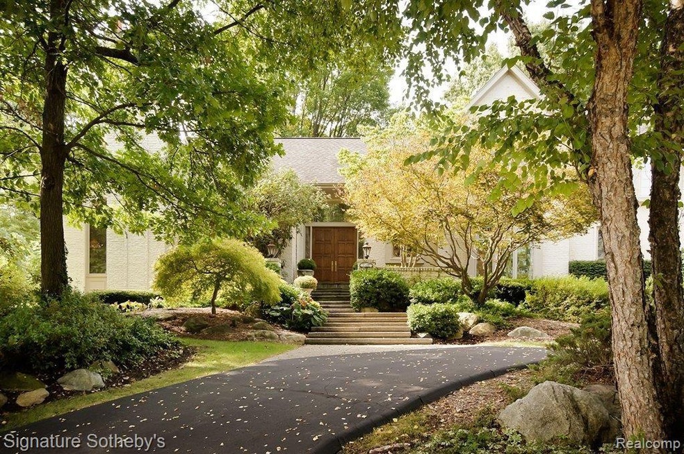 2910 Meadowood Lane
