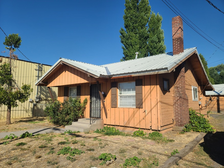 915 E Main St, Klamath Falls, OR 97601 - photo 1