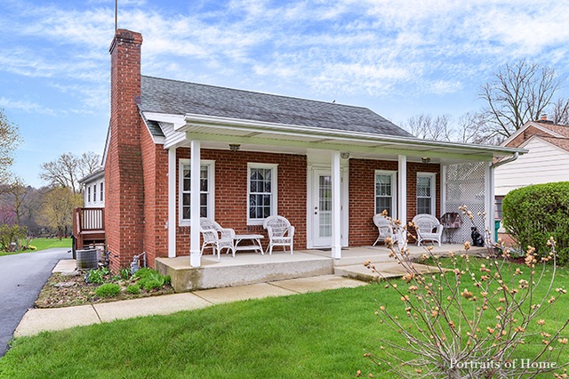 ~Inviting front porch on this adorale home~