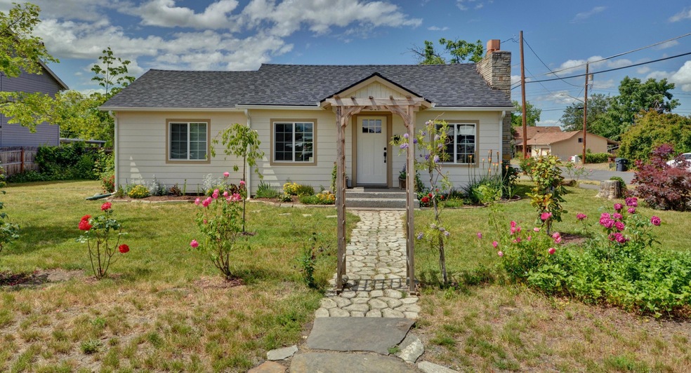 347 Manzanita St, Central Point, OR 97502 - photo 1