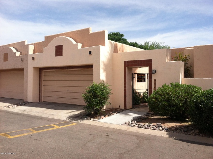 townhouse near ft lowell and columbus