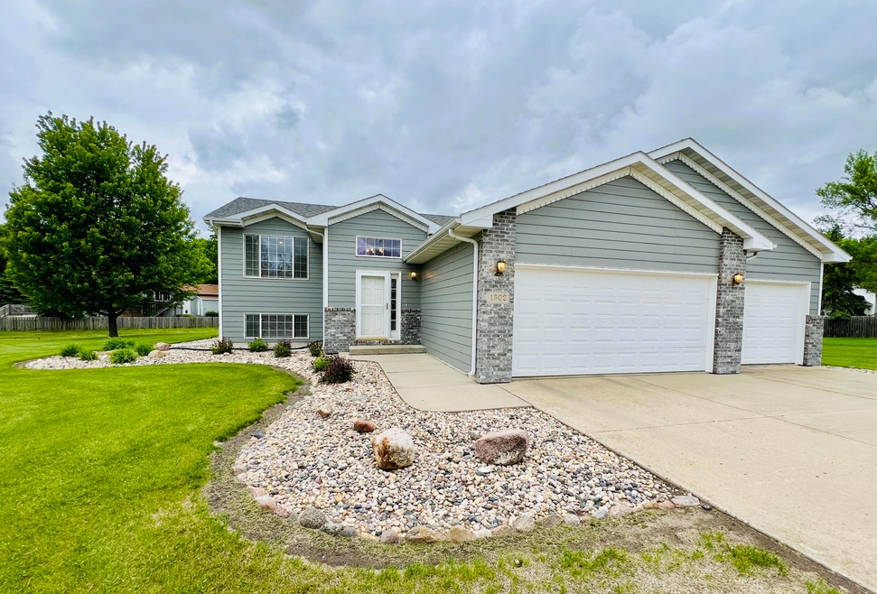 1302 Yorktown Circle. Brookings