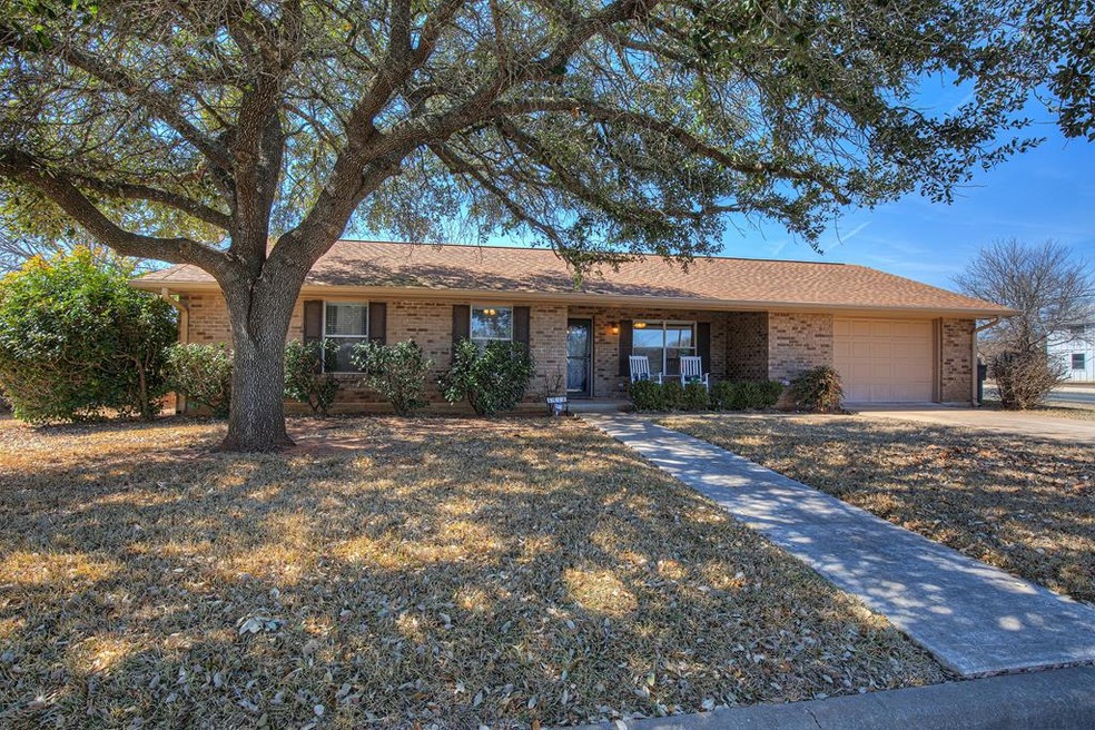 1512 W Trailmoor Dr, Fredericksburg, TX 78624 - photo 1