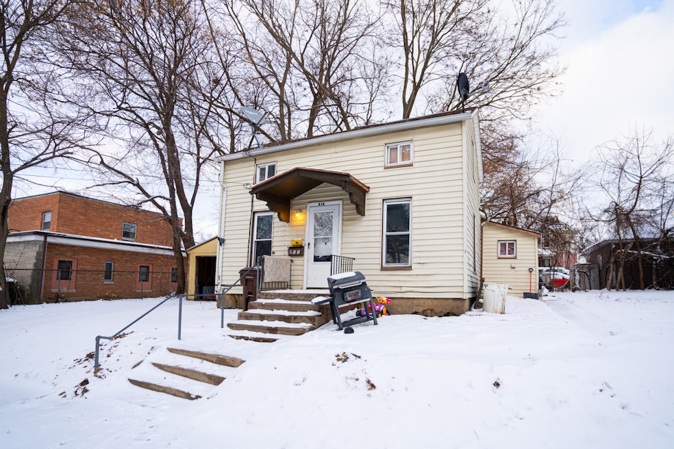 817 S State Ave, Freeport, IL 61032 - photo 1