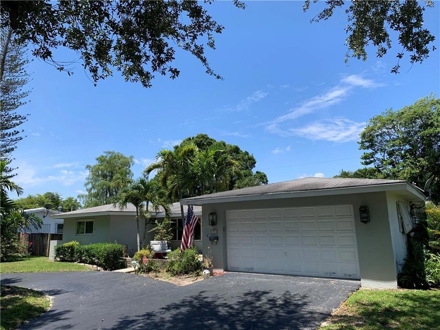 4 bedroom 3 bathroom split with pool and circular