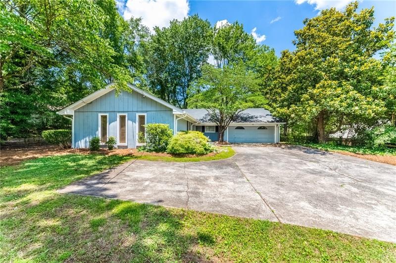 Charming ranch home - close in Roswell - on large,