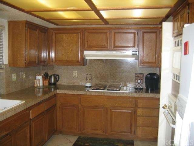 Large Family Kitchen with Granite Tile and Gas Ran