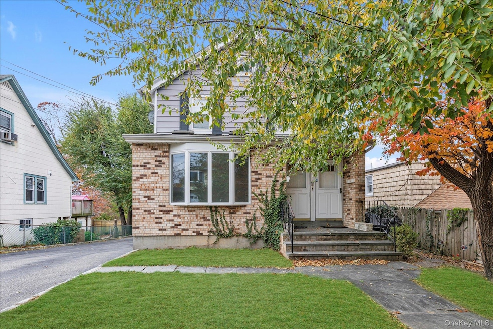 8 Jackson St, Glen Cove, NY 11542 - photo 1