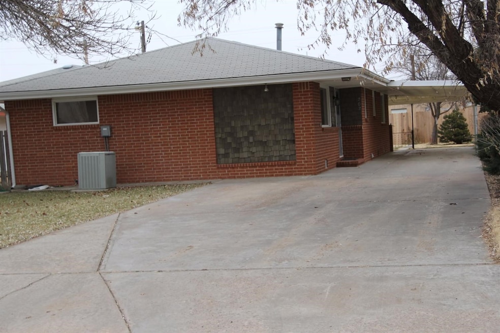 202 S Jackson St, Hugoton, KS 67951 - photo 1