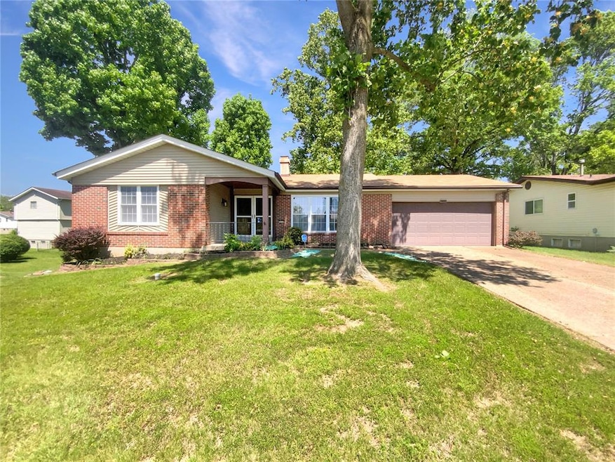 5657 Hidden Cove Ln, Florissant, MO 63034 - photo 1