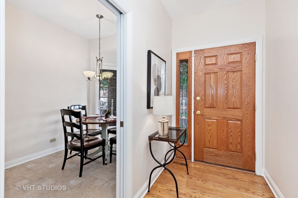 122 E Knighton Place, Elmhurst, IL 60126 - photo 1