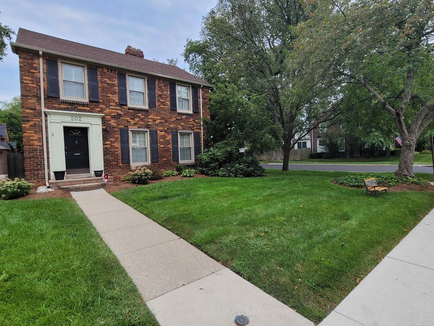 202 Fisher Rd, Grosse Pointe Farms, MI 48230 - photo 1