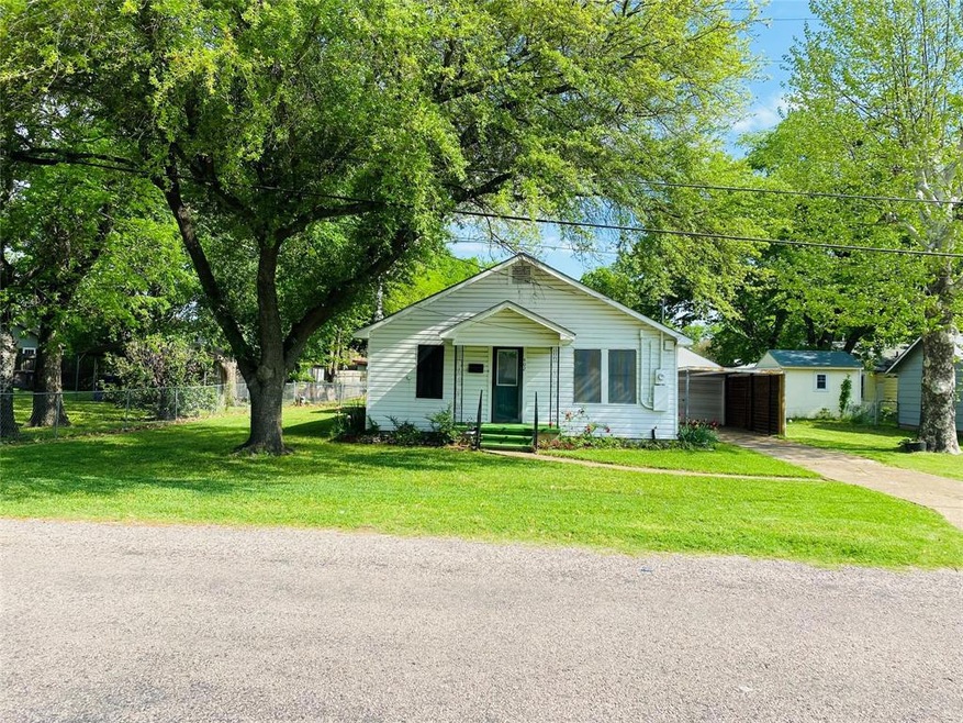 402 W Denison Ave, Bonham, TX 75418 - photo 1