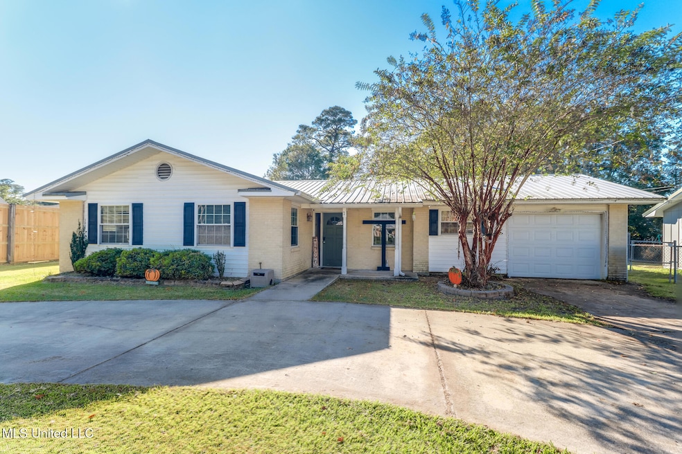 3113 Beachview Dr, Ocean Springs, MS 39564 - photo 1