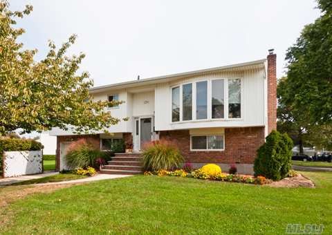 1291 Lois Ln, Seaford, NY 11783 - photo 1