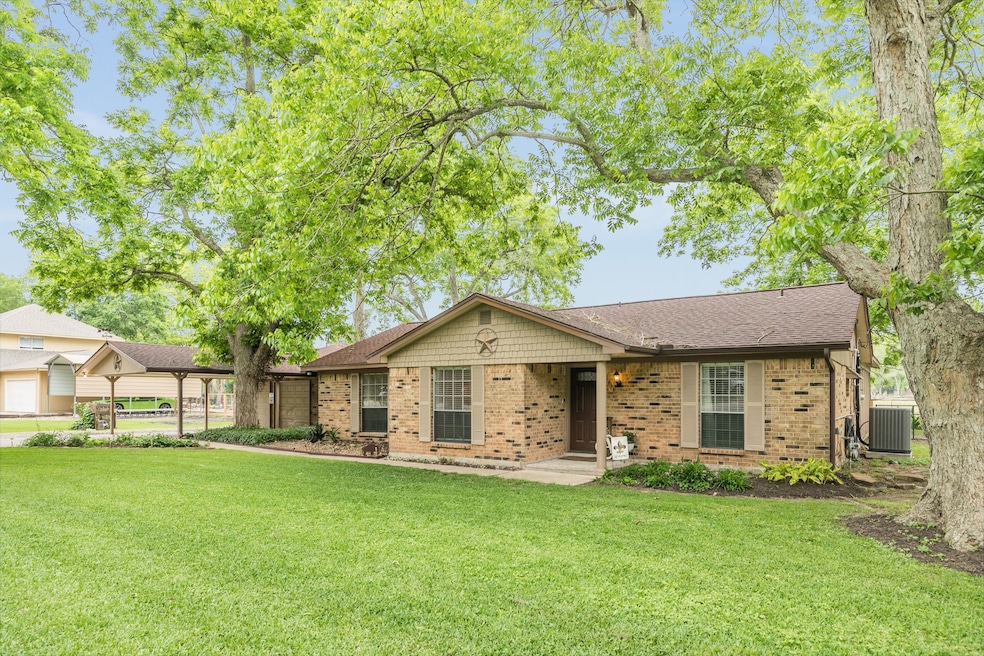 5134 Riverview Dr, Alvin, TX 77511 - photo 1