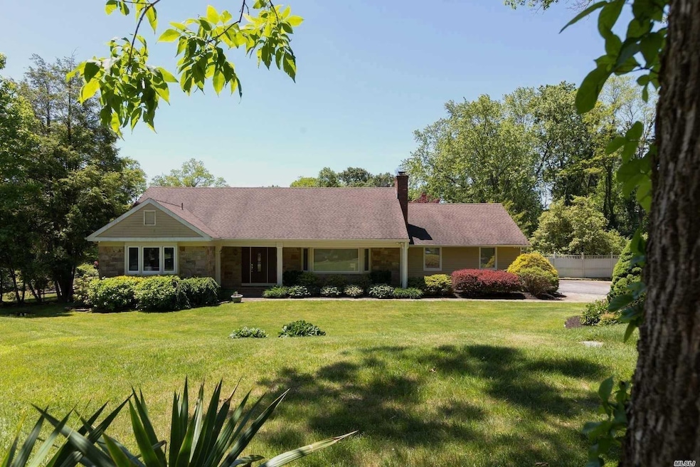 10 Empire Ct, Dix Hills, NY 11746 - photo 1