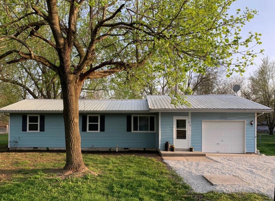 812 W Hughs St, Bolivar, MO 65613 - photo 1