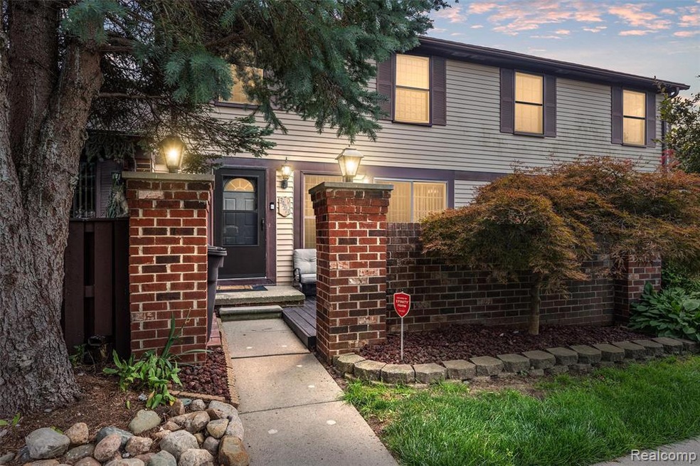 39313 Heatherheath Dr unit 5, Clinton Township, MI 48038 - photo 1