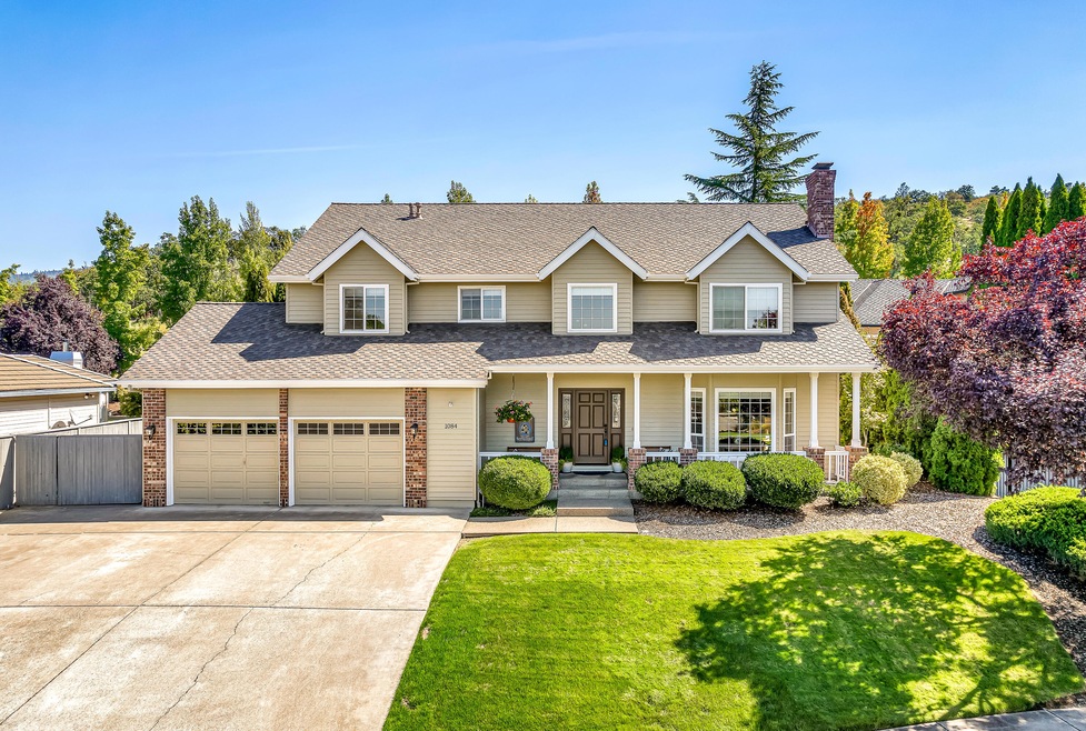 1084 Castlewood Dr, Medford, OR 97504 - photo 1